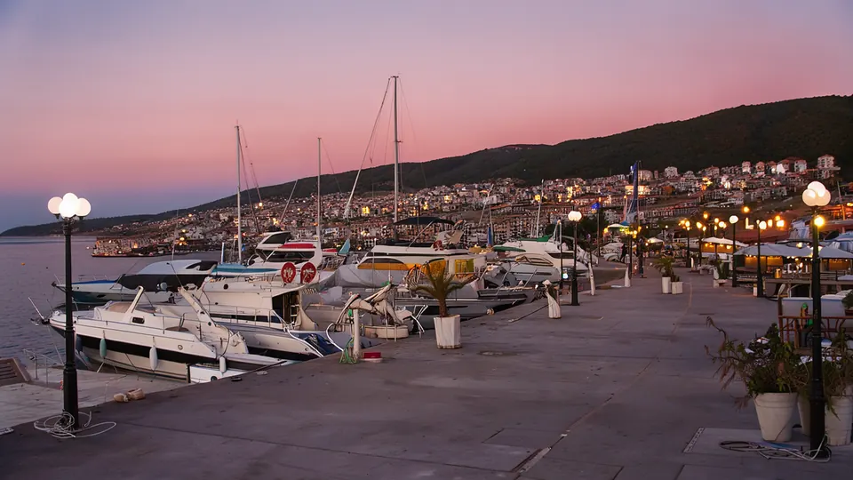 Marina Dinevi in Sveti Vlas: Yachts, Restaurants and Choosing the Right Season — illustration