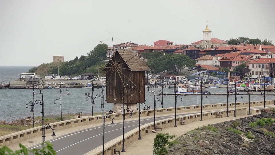 The Nesebar Isthmus: the Link Between the Old and New Town — illustration