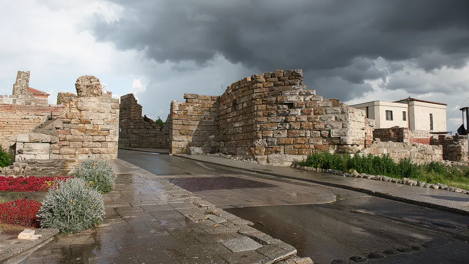The Warrior Khan's Prize: How Khan Krum Conquered Byzantine Mesembria — illustration